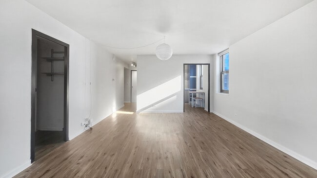 Building Photo - 253 E Delaware Pl