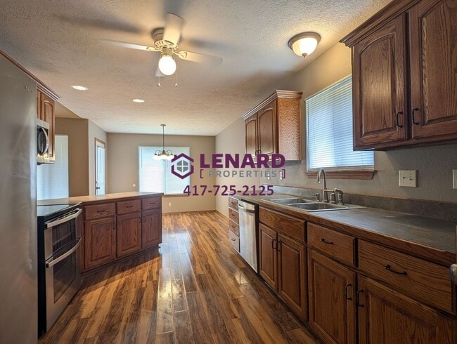 Building Photo - Spacious 3 Bedroom Home!
