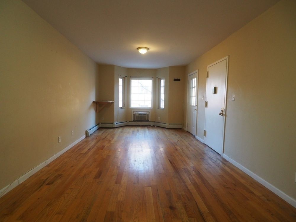 Primary Photo - 144 Monroe St