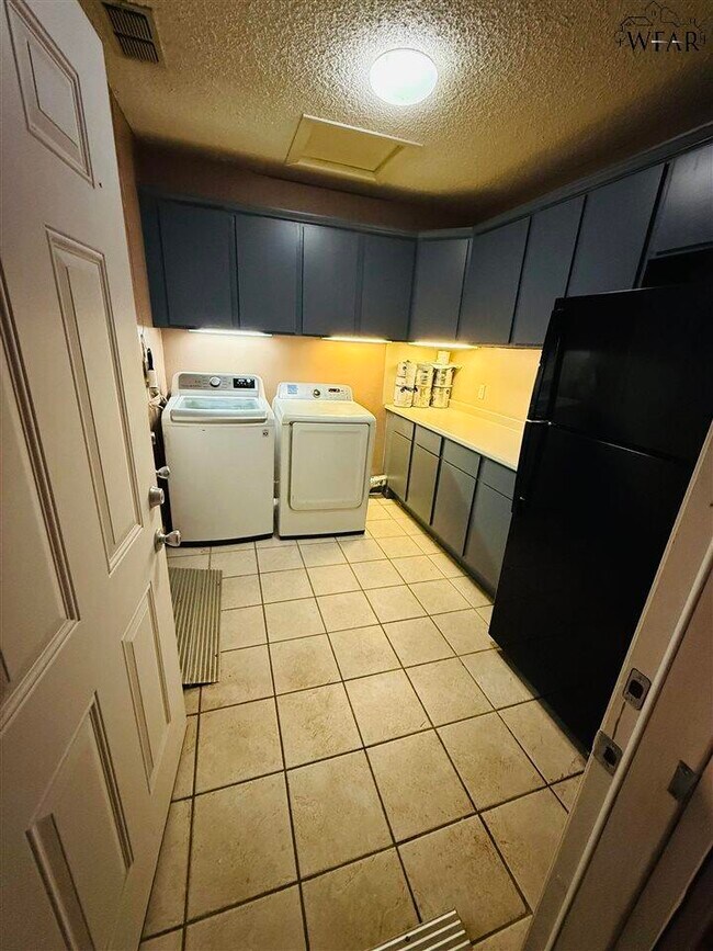 Building Photo - 2905 S Bandera Dr