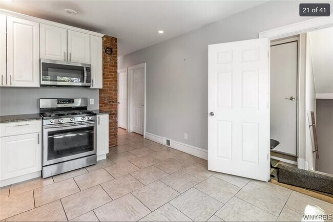 Kitchen - 329 Baynes St