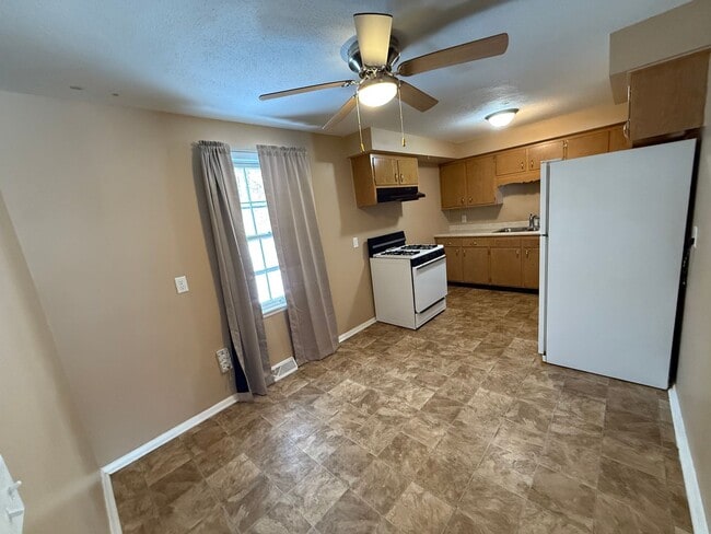 Building Photo - 2630 Kennedy Dr