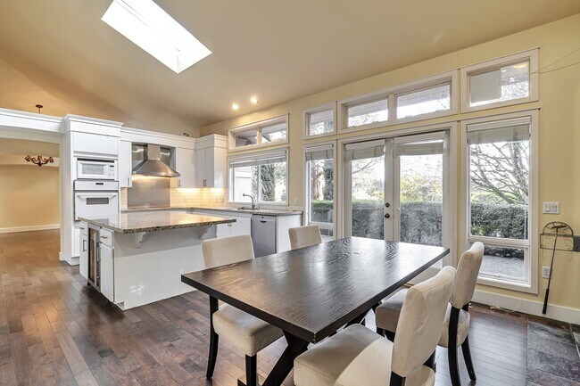 Foto del edificio - CLICK "REQUEST A TOUR" NOW!