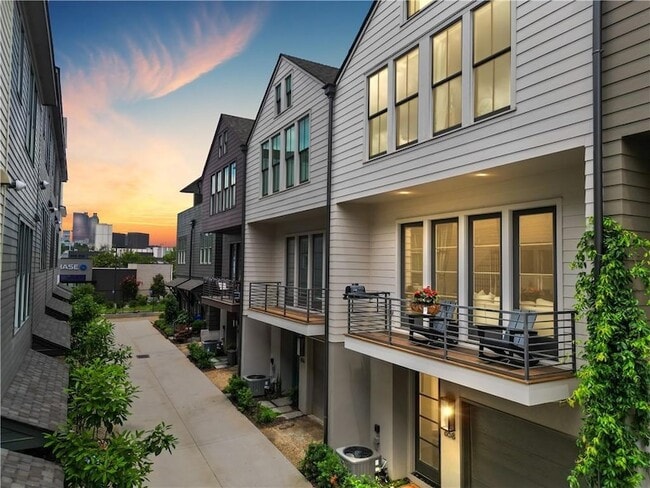 Photo - 658 Bull St SE Townhome