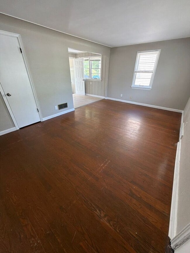 Building Photo - Charming 3-bedroom, 2-bathroom single-family