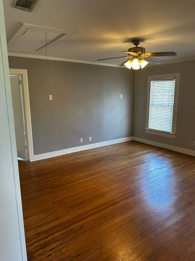 Building Photo - 1 Bedroom 1 Bath Apartment in the Heart of...