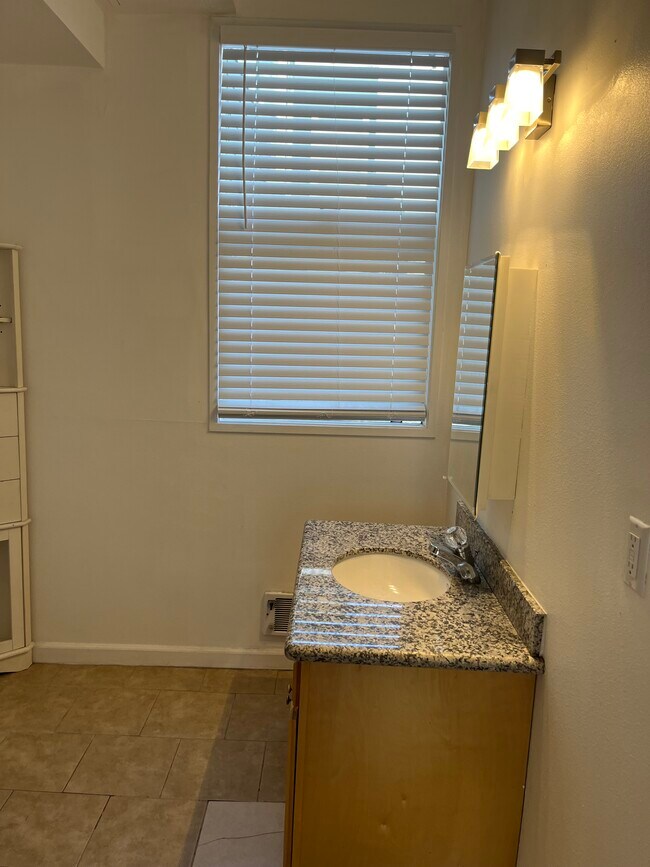 Baño principal - 2445 Telegraph Ave