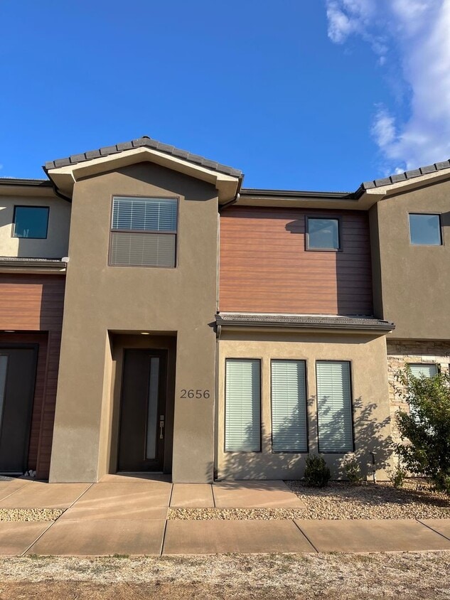 Primary Photo - Townhome in Woodland Estates - Pool Access