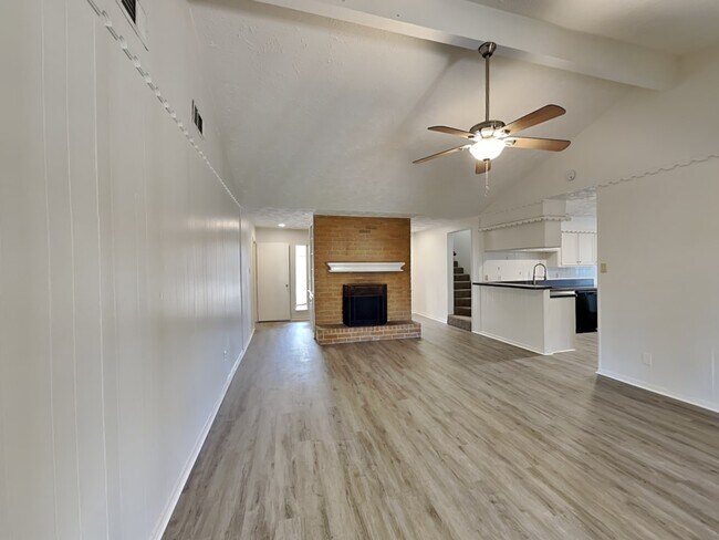 Building Photo - 4806 Lost Oak Dr