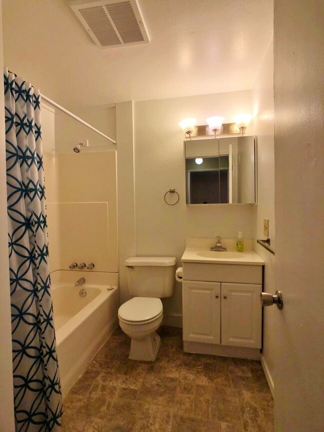 Building Photo - 2 br, 1 bath House - 8236 Illahee Rd NE