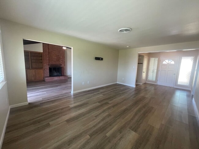 Building Photo - Move-In Special! Get 2 Weeks Free on Secon...