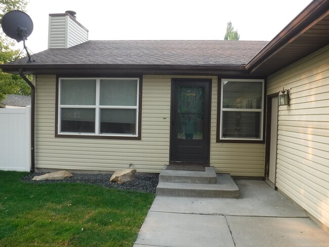 Building Photo - 1156 Twin Parks Dr