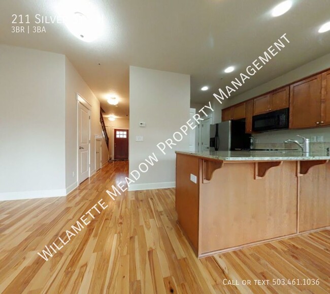 Building Photo - Beautiful 3 Bedroom, 2.5 Bathroom Updated ...