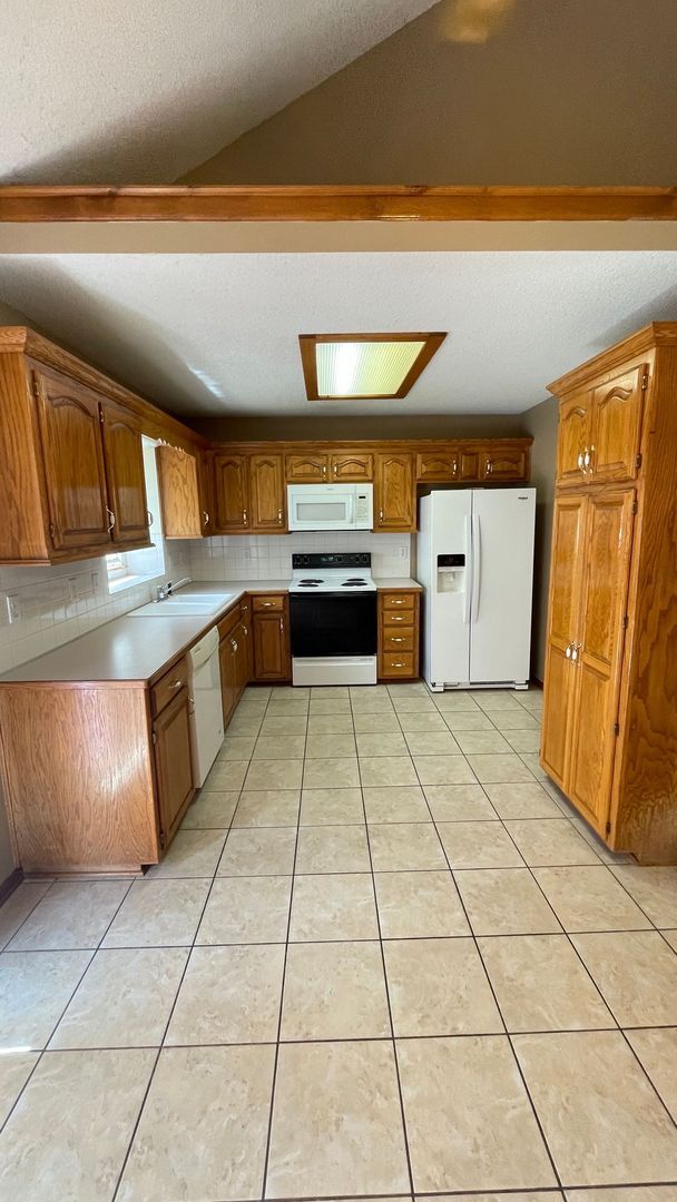 Building Photo - 3 Bedroom, 2 Bathroom with Vaulted Ceiling...