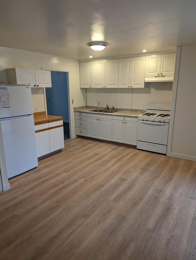 Building Photo - 3303 Sylvan Dr
