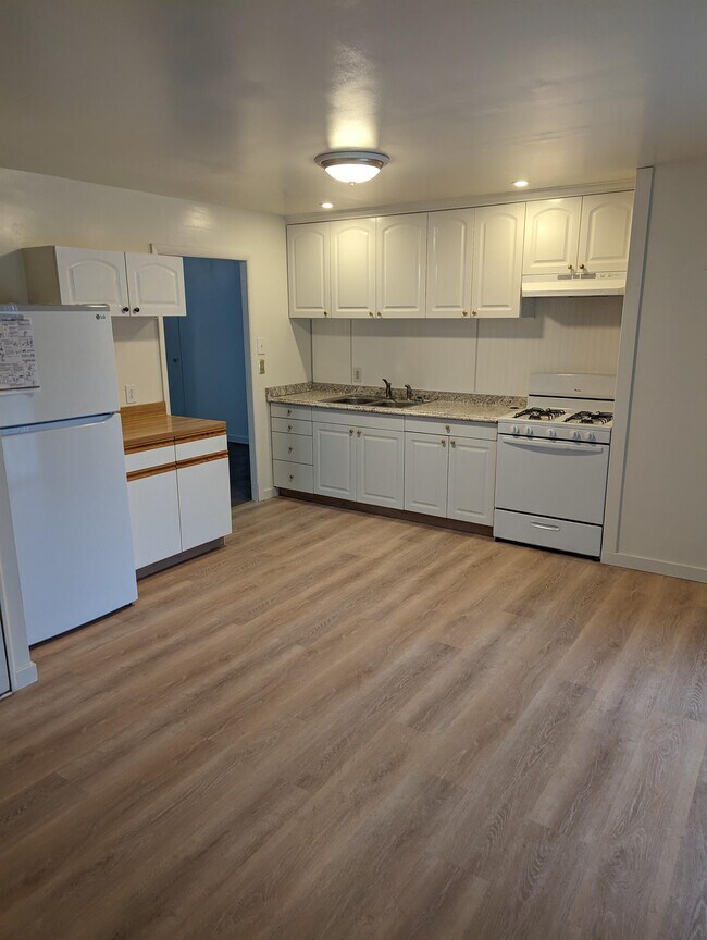 Foto del edificio - 3303 Sylvan Dr