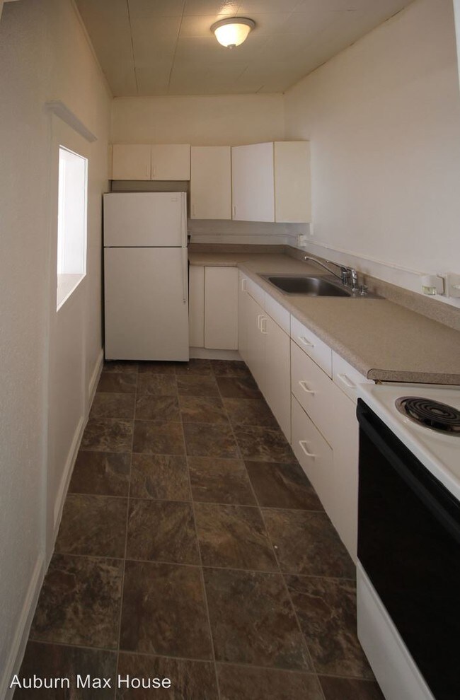 Building Photo - Studio, 1 bath Apartment - 115 E Main St
