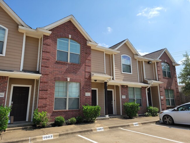 Building Photo - College Station - 2 bedroom / 2.5  bath to...