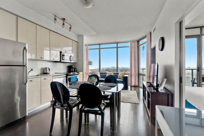 Building Photo - 85 Grenville St