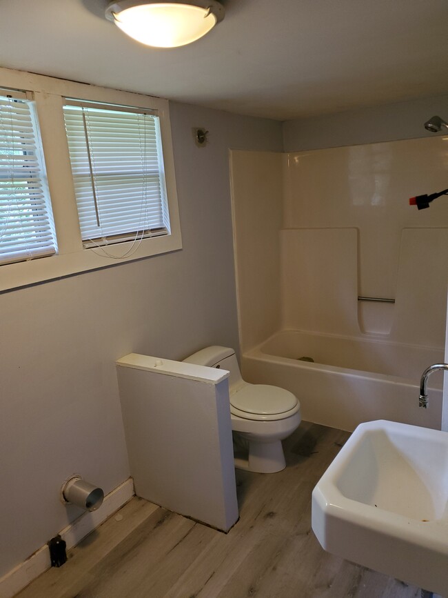 Baño - 919 S Church St