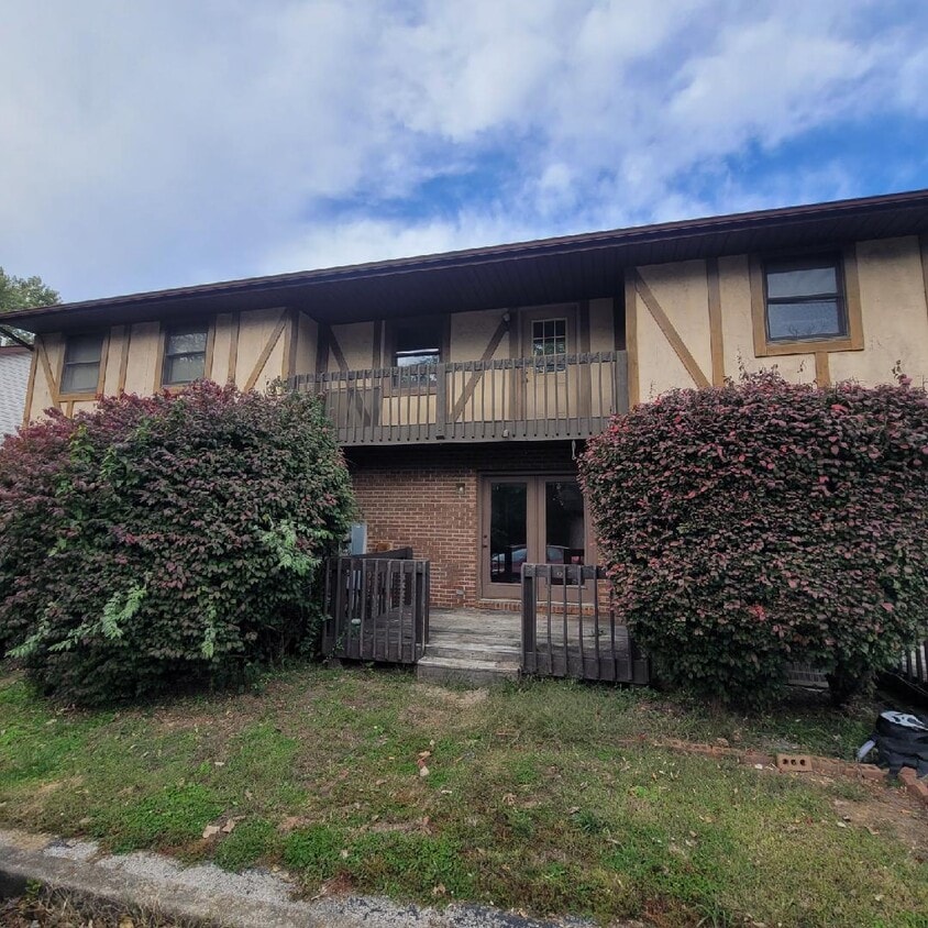 Primary Photo - Edgewood Townhomes