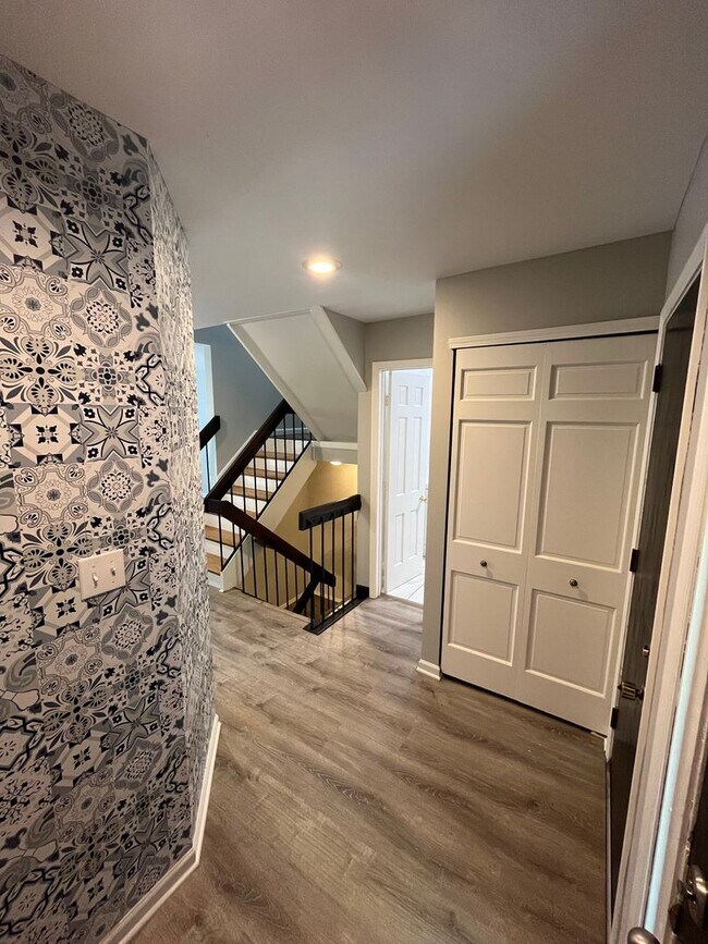 Foto del edificio - Beautifully Renovated 2 Bed 2.5 Bath Apart...