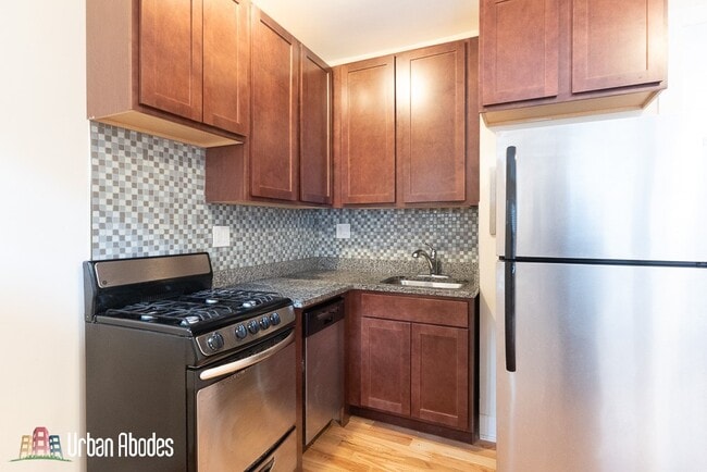 Building Photo - 3731 N Pine Grove Ave