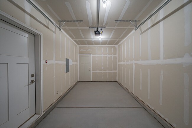 Building Photo - Equinox on Lincoln