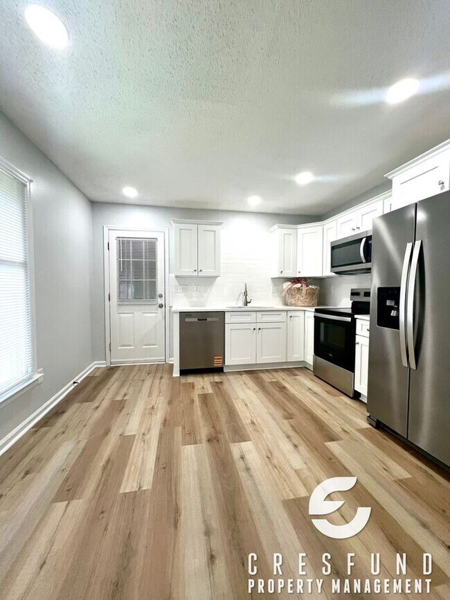 Building Photo - RECENTLY RENOVATED 3 BEDROOM - Ready for M...