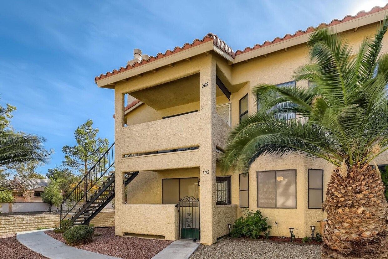 Primary Photo - Upgraded 1st Floor Unit 2 Bed, 2 Bath Cond...