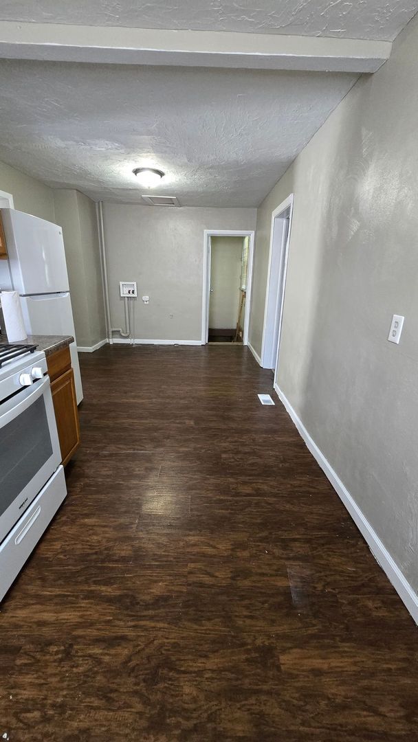 Foto del edificio - 3 Bedroom/1 Bathroom (Den + Living Room, a...