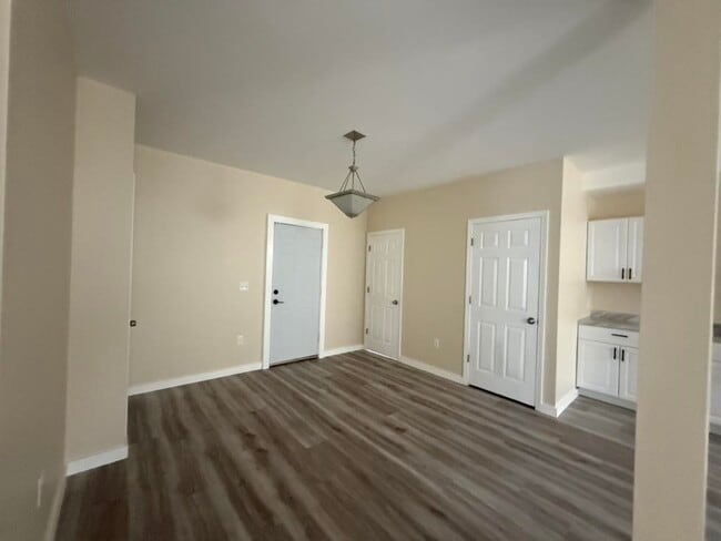 Building Photo - 155 N Main St