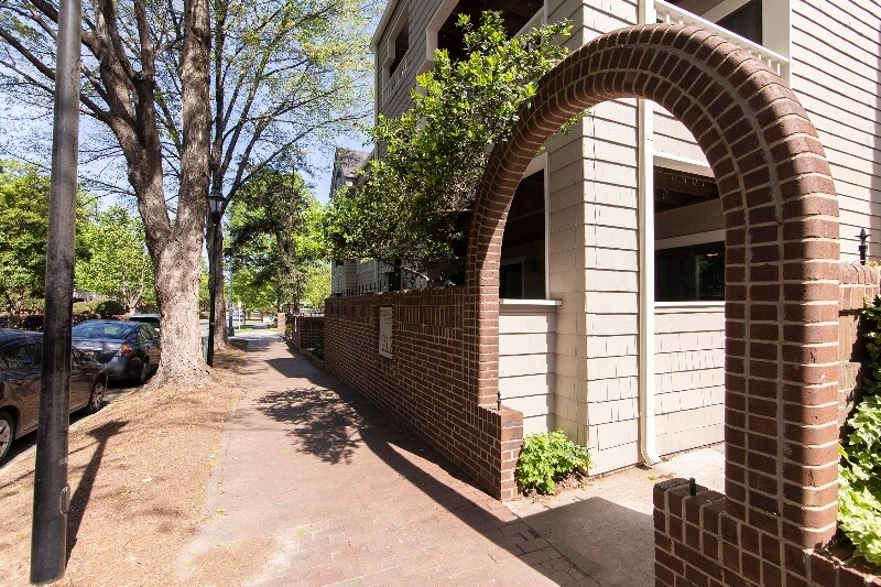 Foto principal - 212 W 10th St