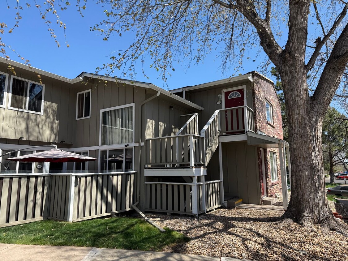Foto principal - MOVE-IN READY!! 2 bed 2 bath Lakewood Condo