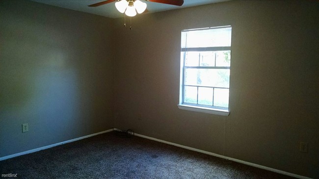 Building Photo - 108 Woodhouse Ln