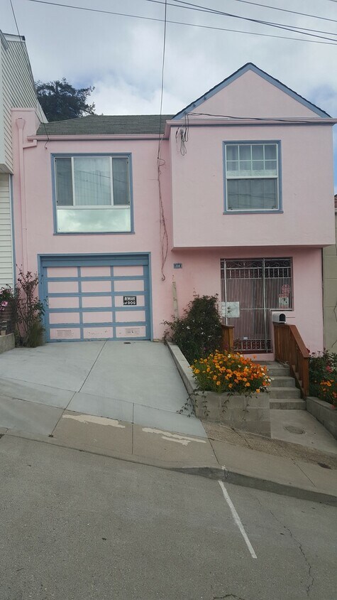 Foto principal - Spacious open 3 bedroom, 2 bathroom home i...