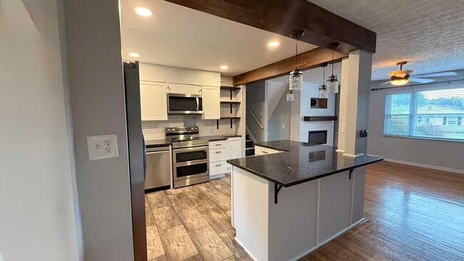 Building Photo - 321 Heil Dr
