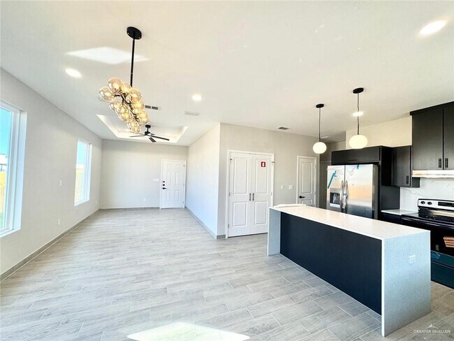 Building Photo - 27 Selena St