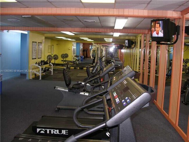 Foto del edificio - 17011 N Bay Rd