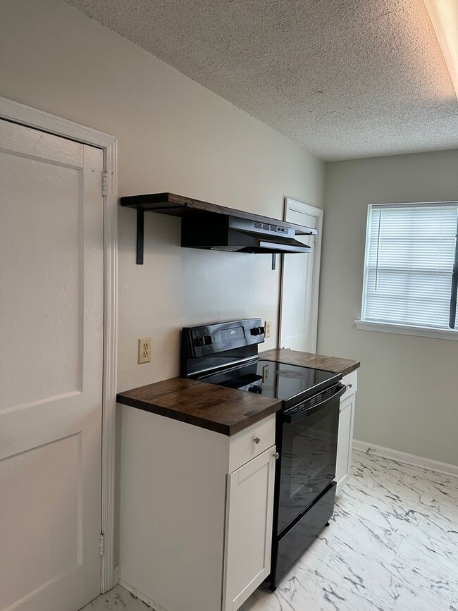 Building Photo - 2 bedroom 2 bath condo $1100.00