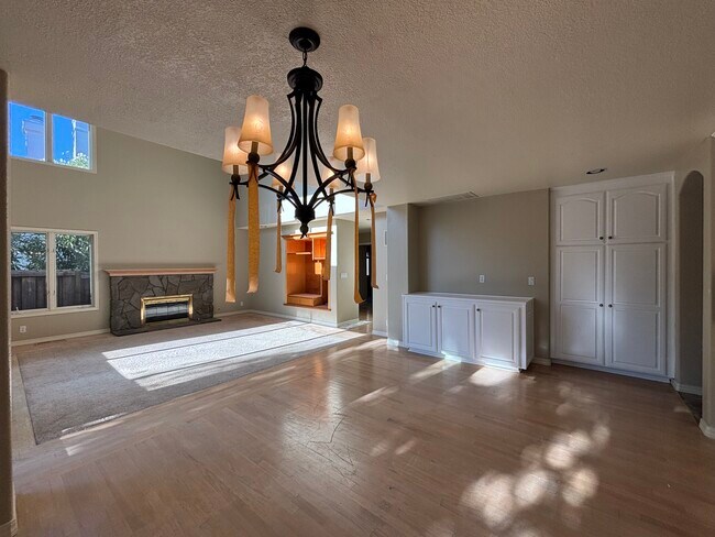 Building Photo - 127 Rassani Dr