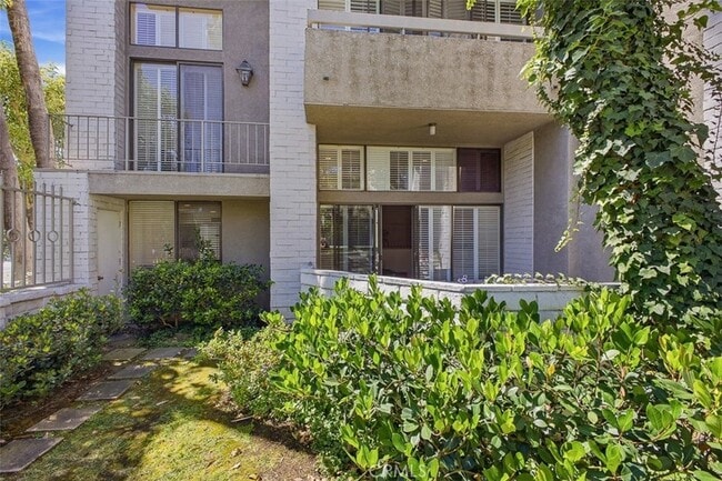 Building Photo - 5305 White Oak Ave