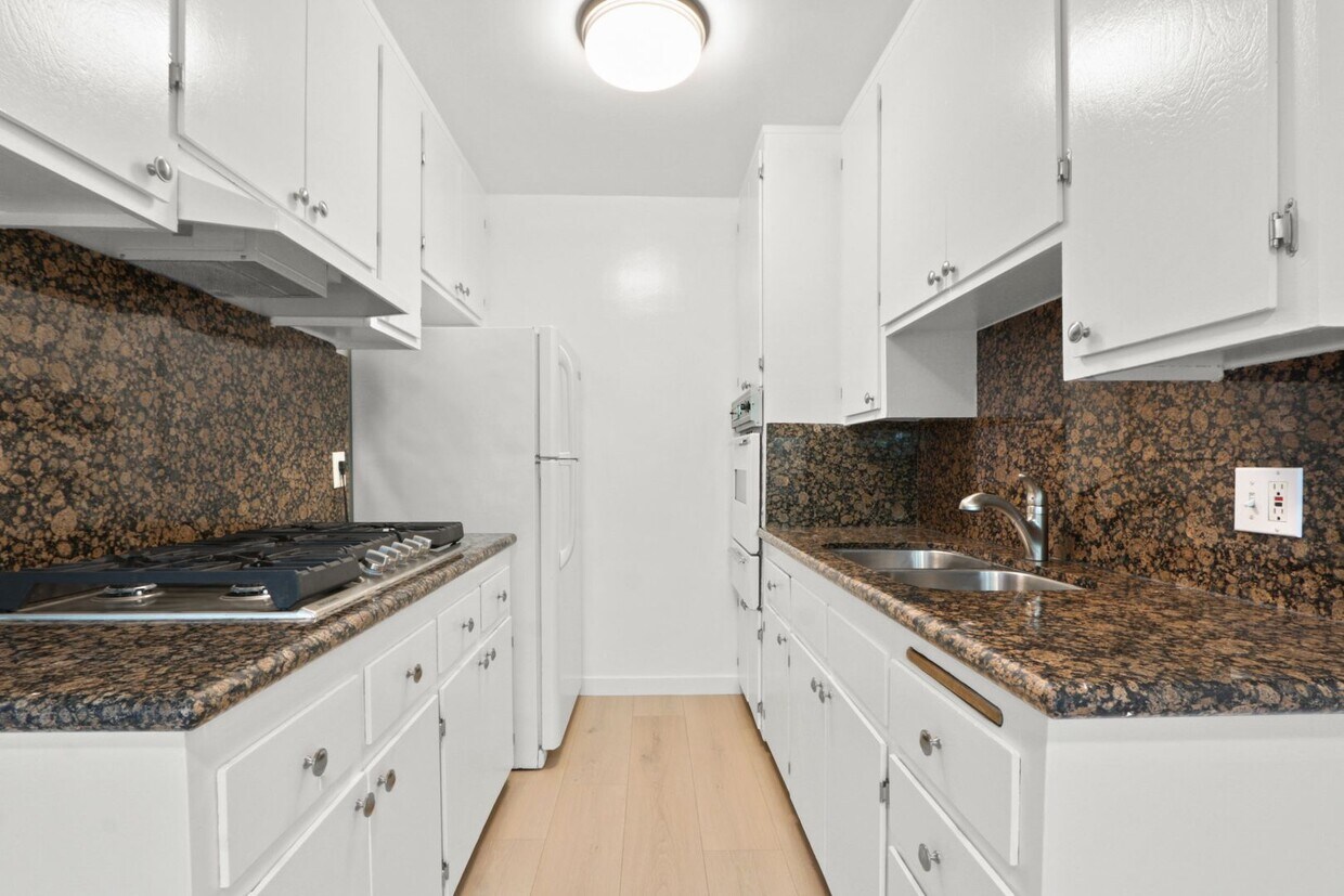 Primary Photo - 1550 Saltair Ave, prime West LA location!