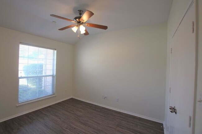 Building Photo - Beautifully updated 3 bedroom 2 bath home ...