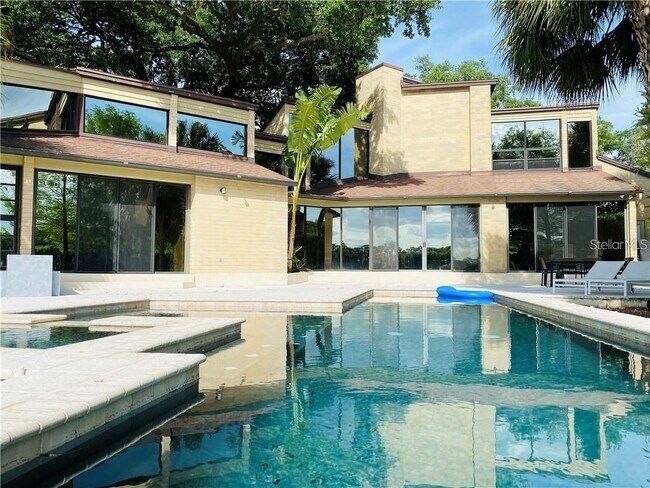 Building Photo - 3812 Lake Sarah Dr