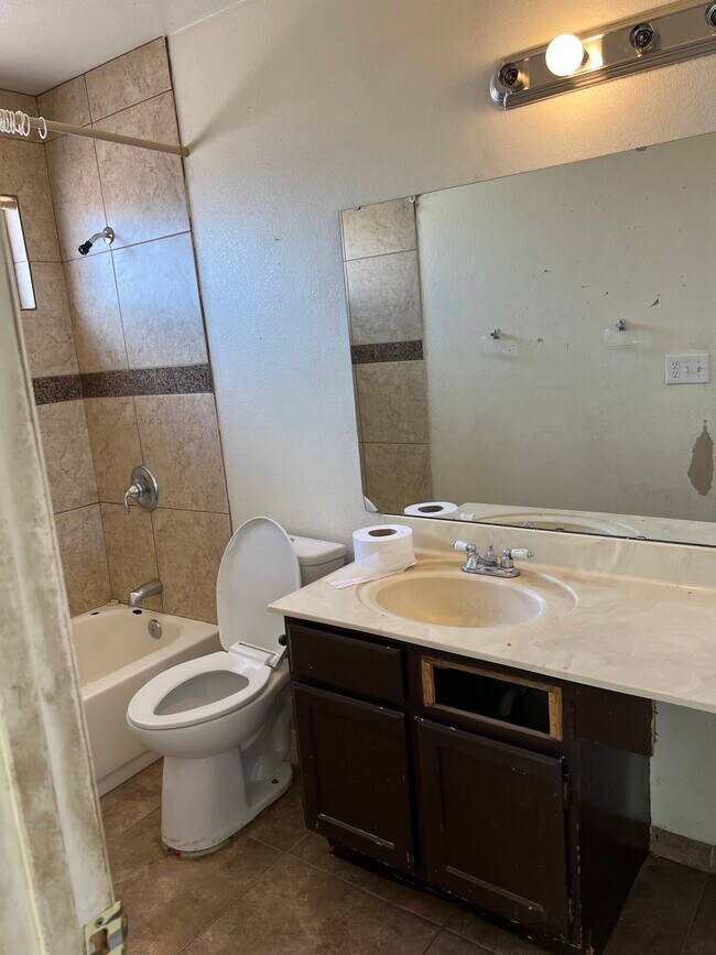 Baño principal - 6534 N 71st Ave