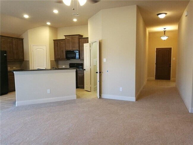 Building Photo - 638 Teakwood Dr