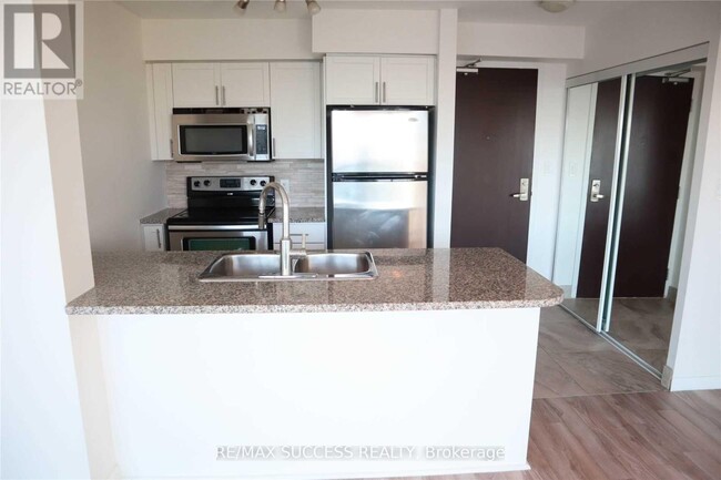 Photo du bâtiment - 208-2208 Enfield Pl