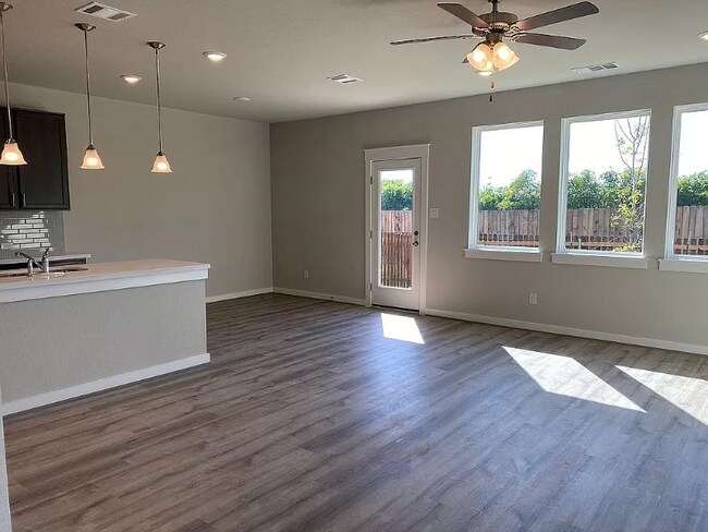 Family room/Dinning room - 17402 Bay Skipper Dr