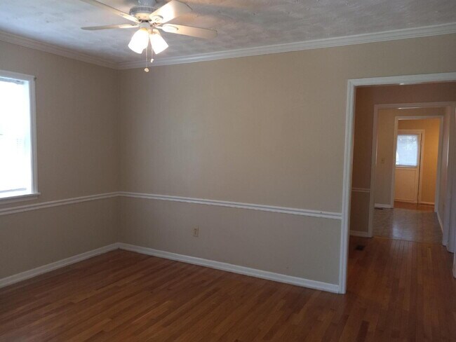 Building Photo - Charming & Updated Home Ready for Move-In